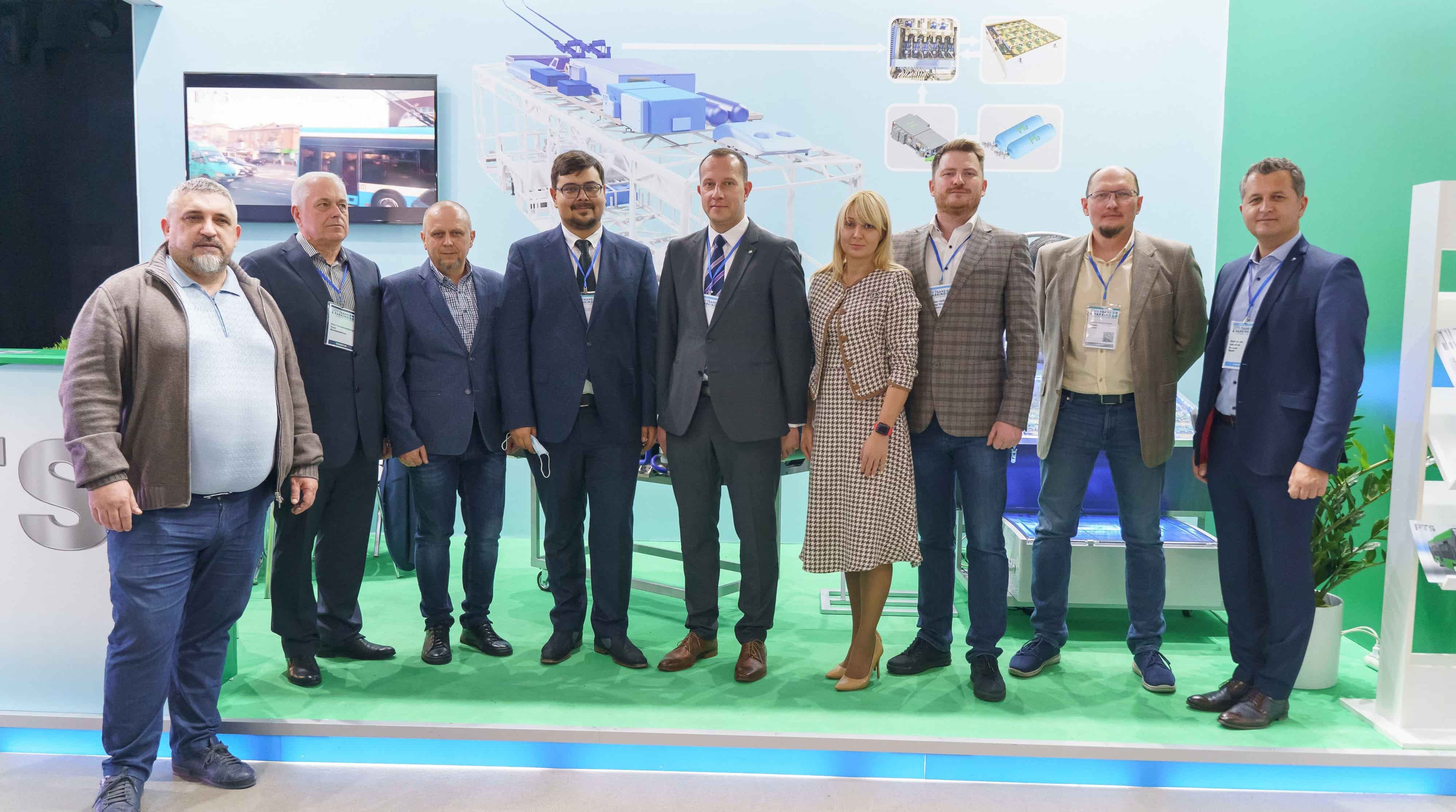 Members and representatives of the government (Ministry of Energy and Ecology) on the presentation of the Ukrainian H2 Bus Plant.